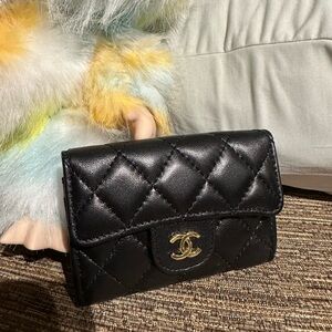 Fashion Black Quilted lambskin classic flap cardholder with Gold Accents